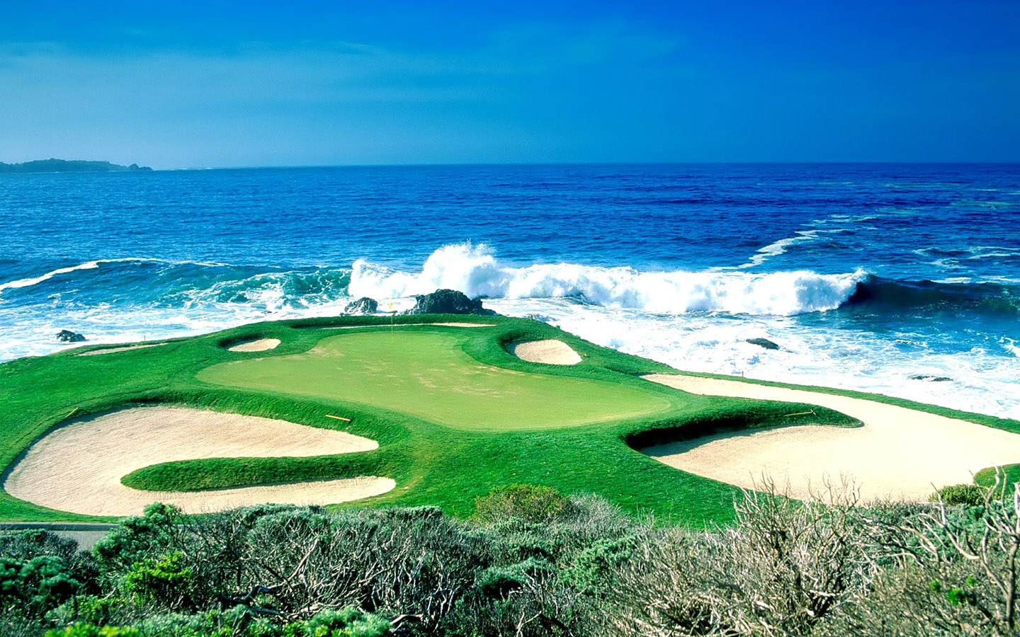 golf-course-along-sea-side